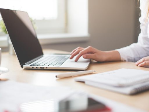 Vrouw op kantoor die rustig en zelfverzekerd een gesprek voert met een collega