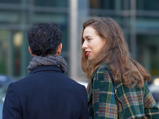 Twee mensen in een open en eerlijk gesprek over hun relatie