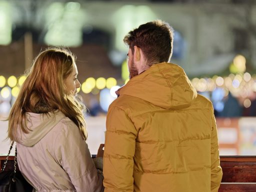 Stel met leeftijdsverschil in gesprek aan een tafel