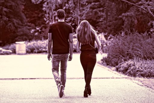 Twee mensen die uit elkaar lopen op een pad, als metafoor voor relaties die voorbijgaan