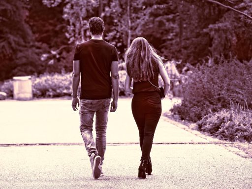Twee mensen die uit elkaar lopen op een pad, als metafoor voor relaties die voorbijgaan