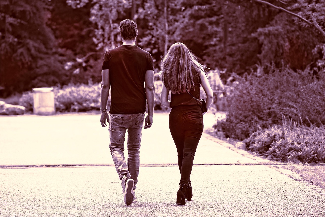 Twee mensen die uit elkaar lopen op een pad, als metafoor voor relaties die voorbijgaan