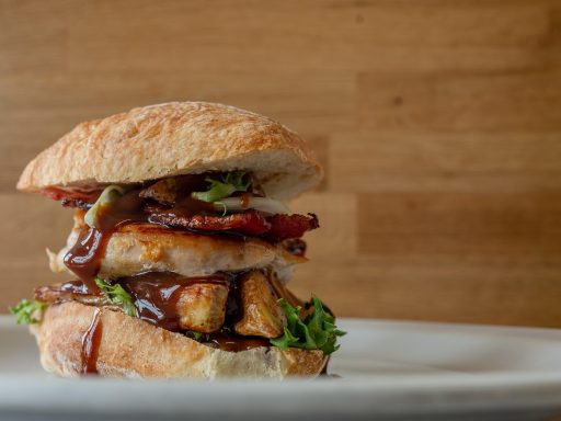 Voorbereide lunchboxen met salade en granen op een keukentafel