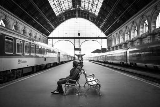 Forens kijkt rustig uit het raam van een trein tijdens de ochtendrit naar het werk