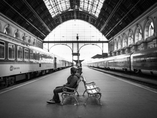 Forens kijkt rustig uit het raam van een trein tijdens de ochtendrit naar het werk