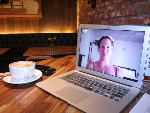 Twee volwassen vrienden in een gesprek aan een cafétafel