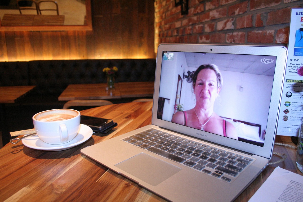 Twee volwassen vrienden in een gesprek aan een cafétafel
