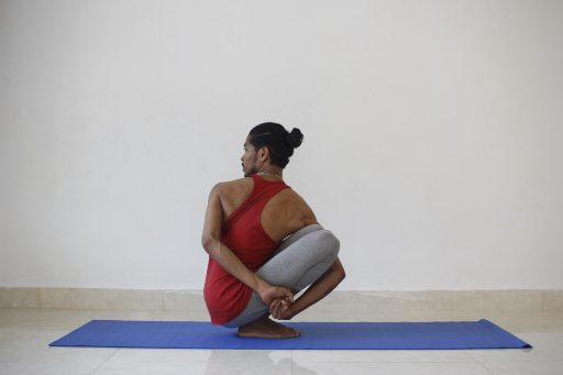 Persoon zit rustig met gesloten ogen op een stoel en beoefent mindfulness thuis