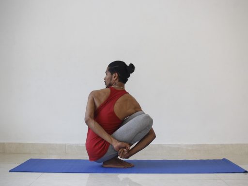 Persoon zit rustig met gesloten ogen op een stoel en beoefent mindfulness thuis