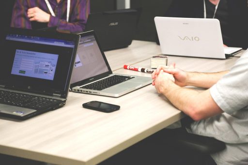Collega's in gesprek aan een vergadertafel op een moderne werkplek