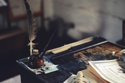 Persoon die documenten doorneemt aan bureau ter voorbereiding op een baanwisseling