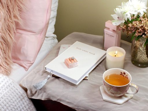 Een zieke persoon in bed die bloemen ontvangt van een bezorgde vriend