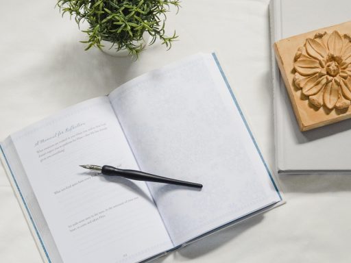Een opengeslagen notitieboek met een pen erop, klaar om in te schrijven