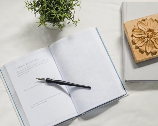 Een opengeslagen notitieboek met een pen erop, klaar om in te schrijven