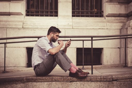 Persoon die bewust zijn smartphone neerlegt op een tafel als onderdeel van digitaal minimalisme