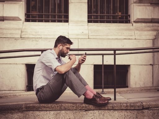 Persoon die bewust zijn smartphone neerlegt op een tafel als onderdeel van digitaal minimalisme