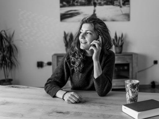 Twee vrouwen in een gesprek in een café, een van hen luistert aandachtig