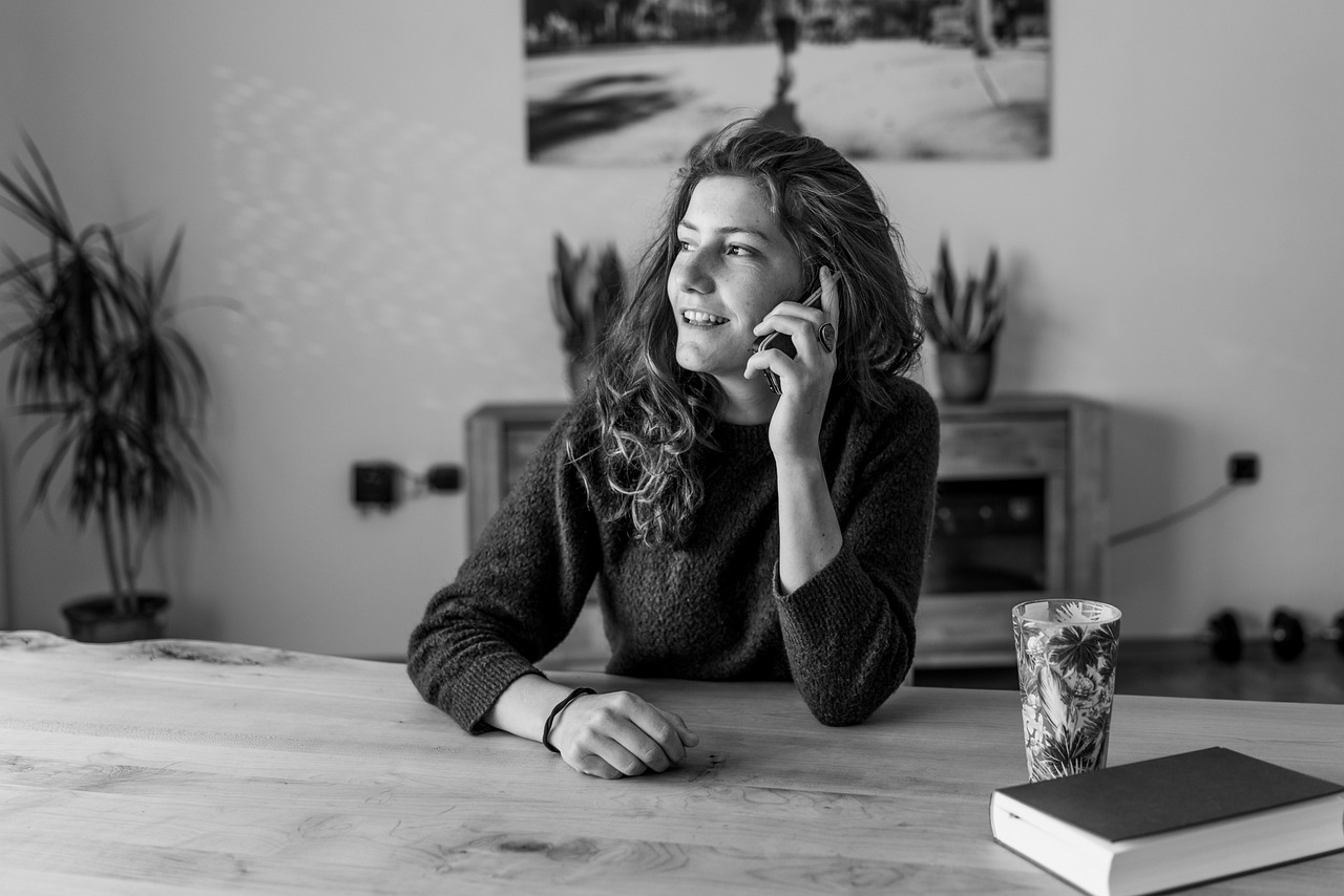 Twee vrouwen in een gesprek in een café, een van hen luistert aandachtig