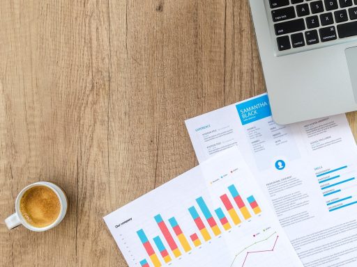Persoon die financiële documenten doorneemt aan een bureau na een scheiding