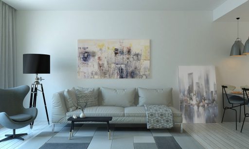 Een taxateur met klembord die een woonkamer inspecteert
