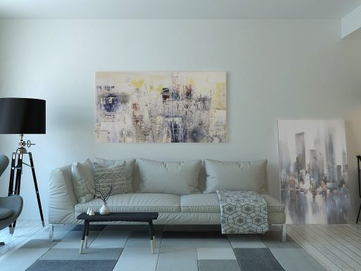 Een taxateur met klembord die een woonkamer inspecteert